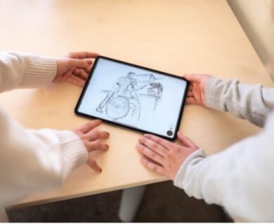 Skizze eines Menschen im Rollstuhl wird auf einem Tablet angezeigt.